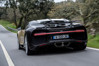 横一直線のデザインがユニークなリアコンビネーションランプ。その幅は1.6mにも及ぶ。