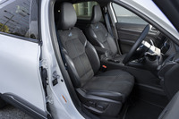 電動調整機能付きのフロントシートはテップレザーとアルカンターラの組み合わせ。フランス車らしく体をゆったりと支えてくれる。