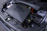 「コナ ラウンジ」のパワーユニットは最高出力204PS、最大トルク255N・mのモーターと容量64.8kWhのバッテリーの組み合わせで、WLTCモードの一充電走行距離（自社測定値）は541kmを誇る。