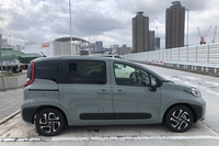 新型「シエンタ」のサイドビュー。フォルムは先代の正常進化形だが、魅力度はさらに増している。リアにいくほどにボディー断面がふくらんだそのデザインは、ちょっと風船みたいな雰囲気もあって、ほのぼの感を漂わせる。