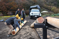 細い丸太橋を別の丸太で補強し、「ディフェンダー」が渡れるようにするというミッション。丸太は競技者らが運んで移動させねばならず、もやい結びの正確さも求められる。