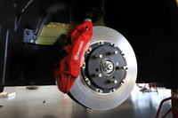 「タイプR」と共通となる「リミテッドエディション」のブレーキシステム。従来モデルのディスクが1ピース構造であったの対して、マイナーチェンジモデルでは2ピース構造に変更されている。