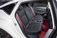 ルームミラー越しの視界を妨げないよう、後席の表皮は落ち着いたブラックだ（素材はスエード調）。センターに固定式のカップホルダーが備わっているため乗車定員は4人。
	 