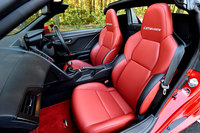 「S660 MUGEN RA」専用の赤いスポーツシート。シートバックを除き、表皮には本革が用いられている。