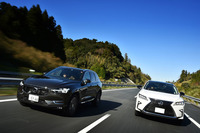 高速道路を走る「ボルボXC60」（写真左）と「レクサスRX」。ともに2リッター直4ターボエンジンを搭載する。