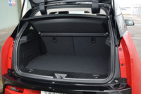 リアのラゲッジスペースは、4人乗車時で260リッター。後席を前方に倒すことで1100リッターにまで拡大できる。