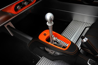 マニア心をつかむ、メカニズムが丸見えのシフトセレクター。トランスミッションには6段MTが採用されている。