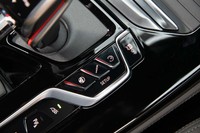 足まわりやステアリングのセッティングはセンターコンソールのスイッチで操作する。