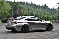 
	【レクサスRC F“パフォーマンスパッケージ”のスペック】
	ボディーサイズ：全長×全幅×全高＝4710×1845×1390mm／ホイールベース：2730mm／車重：1720kg／駆動方式：FR／エンジン：5リッターV8 DOHC 32バルブ／トランスミッション：8段AT／最高出力：481PS（354kW）/7100rpm／
	最大トルク：535N・m（54.6kgf・m）/4800rpm／タイヤ：（前）255/35ZR19 92Y／（後）275/35ZR19 96Y（ミシュラン・パイロットスポーツ4S）／燃費：8.5km/リッター（WLTCモード）／価格：1404万円

	
	【取材時の燃費データ】
	テスト距離： 224.7km（市街地1：高速道路8：山岳路1）／使用燃料：35.1リッター（ハイオクガソリン）／参考燃費：6.4km/リッター（満タン法）／7.0km/リッター（車載燃費計計測値）
	