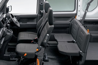 4ナンバーゆえにスペースには制限があるが、「N-VAN」には簡素な後席がある。いざというときに4人乗れるという安心感は大きい。もちろん「スペーシア ベース」にも後席はある。