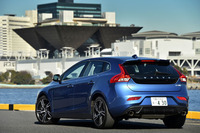 「ボルボV40 D4」にスポーティーな内外装とシャシー、エンジンなどが組み合わされる「R-DESIGNポールスターエディション」。150台限定で販売される。