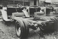 国の支援を受け、「TX型トラック」は大量に生産された。写真は工場の敷地内に並べられたシャシー（1935年）。