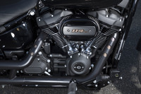 「ソフテイル」や「ツーリング」「トライク」「CVO」と、ハーレーの中でも上級モデルに搭載されるVツインエンジン「ミルウォーキーエイト」。「107」と「114」の2つの排気量が用意されており、「ローライダーS」には大排気量版の114が搭載される。