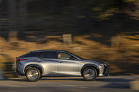 WLTCモードの一充電走行距離は599kmをうたうが、編集部F氏がエネルギー残量99％で都内を出発した時点でメーターパネルには走行可能距離415kmと表示されていたという。