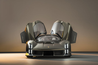 「ポルシェ・ミッションX」で採用される軽量なガラスドームの形状や、Aピラーとルーフに取り付けられた前側上方に開くルマンスタイルのドアは、伝説的レーシングカー「ポルシェ917」をモチーフとしている。