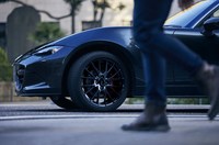 「ロードスターRF RSホワイトリミテッドセレクション」はBBS製の鍛造17インチアルミホイールを装備する。