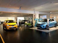 店内には「トゥインゴ」とともに「Z.O.E.」が。イタリア・フランス両国とも2019年は電気自動車の購入者にエコ奨励金を支給した。下取り車次第で最大6000ユーロ（約74万円）が還付されるこの制度も販売を加速させた。