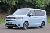 2022年5月に登場した、現行型「ホンダ・ステップワゴン」。オラオラ化が進む箱型ミニバンのかいわいにおける、一服の清涼剤である。（写真：荒川正幸）