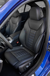 新設計のフロントシートにより、ショルダールームの拡大が図られている。