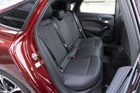 室内空間は先代「A6」と同等とされており、実際にも後席は広く、シートのサイズも立派だ。