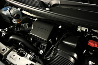 0.66リッターの直3ターボエンジンは最高出力が64PS/6000rpm、最大トルクが104N・m/2600rpmという実力。ダウンシフト時のギクシャクを減らすなど、スムーズな制御が追求されている。