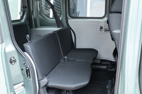「N-VAN e： L4」のリアシートには50：50の分割可倒機能が備わる。ヘッドレストは最上級仕様の「FUN」グレードにのみ標準で装備される。インナーパネルに縦のビードラインを用いて強度を高めるとともに、キズが目立ちにくくなる工夫を施している。