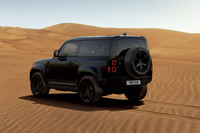 「ランドローバー・ディフェンダー」を真っ黒に仕立てた限定車「ダブルオーブラックエディション」登場の画像