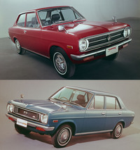 1970年に登場した2代目「ダットサン・サニー1200」の2ドアセダンと、1972年のマイナーチェンジ後の4ドアセダン。