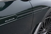 ボディーサイドには「アルピナデコセット」と呼ばれる矢羽根のようなデカールが貼られる。試乗車のボディーカラーは「アルピナグリーン」。