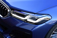 夜間の視認性を向上させ安全性を高める「BMWレーザーライト」は、13万7000円のオプションとして用意される。