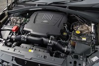 「P380」と呼ばれる3リッターV6スーパーチャージドエンジンは、380psと450Nmを発生する。このほか2リッターガソリンターボの「P300」（300ps）と「P250」（250ps）、2リッターディーゼルターボの「D180」（180ps）がラインナップされる。