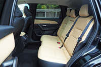 後席は、従来型よりヒザまわりの前後長を64mm拡大。ドアも大きくなり、Cピラーをほとんど意識せずに乗降できるようになった。