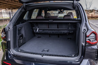 荷室の容量は5人乗車時で510リッター。後席の背もたれを倒すことで1560リッターに拡大できる。荷室容量の数値は内燃機関モデルより後席使用時で50リッター、後席折りたたみ時で40リッター小さいものとなる。
