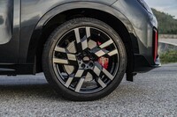 今回試乗した2モデルはともに、245/40R20サイズの「コンチネンタル・エココンタクト6 Q」タイヤを装着していた。写真は「ジョンクーパーワークス カントリーマン」のもの。