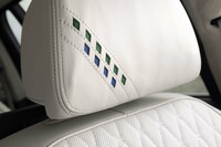 ブルーとグリーン、ブランドカラー2色を使ったヘッドレストのひし形エンブレムはオプションでチョイスできる。
