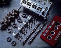 「スカイライン2000RS」の2リッター直4 DOHCエンジン「FJ20E」。1本のカムシャフトが吸気用の8本のバルブを、もう1本のカムシャフトが排気用の8本のバルブを制御した。