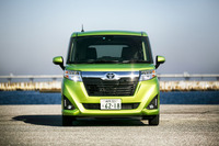 全長3700mmと小柄な「ルーミー」だが、厚みのあるヘッドランプや大きなフロントグリルで“重厚感のある力強さ”が表現されている。