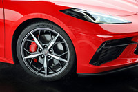 日本仕様の「コルベット」には「Z51パフォーマンスパッケージ」が採用されており、ブレンボ製の高性能ブレーキやパフォーマンスエキゾースト、電子制御LSD、ミシュランのスポーツタイヤなどが標準装備される。