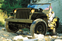 1941年に誕生した「ウィリスMB」。軽量なボディー、頑丈なラダーフレームにリーフ式のサスペンション、パートタイム4WD機構により、高い悪路走破性能を有していた。