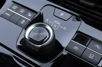 シフトセレクターはロータリー式。これを中心としてパーキングブレーキスイッチなどの使用頻度が高いものを手前に、「スノー」モードなどの頻度が低いものは奥側に配している。