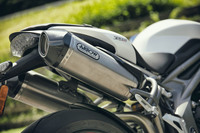 特別装備のひとつ、アロー製の軽量チタンマフラー。標準タイプよりもスムーズな排気と、刺激的なエキゾーストサウンドが得られる。