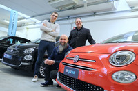 シエナのスコッティ中古車センターにて。写真左から営業のヤコポ・ドナーティ氏とアンドレア・フェリツィアーニ氏、そして彼らと仕事をすることが多いローン会社、フィンドメスティックの地域担当社員であるルカ・ロンバルディ氏。