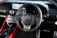 ステアリングホイールは“Fスポーツ”専用デザイン。コラムからはレーダークルーズコントロールの操作レバーが生えている。