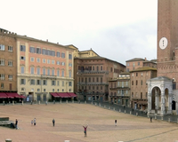 シエナのカンポ広場を捉える地元ライブカメラにあえて映ってみた筆者（両手を上げている人物）。2020年5月19日撮影。