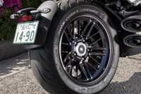 タイヤサイズは前が150/80R17、後ろが240/50R16で、同車専用設計の「エイボン・コブラクローム」を装着。リアタイヤはプロペラシャフトを内包する片持ちのスイングアームで保持される。