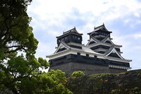 ボルボ2台の試乗の道中では、かの熊本城も訪れた。2016年の熊本地震で損傷を受けた天守は、その荘厳なたたずまいを取り戻していた。