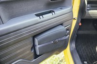 助手席格納時、取り外したヘッドレストは写真のようにドアパネルに収納できる。