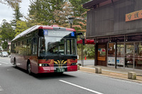 高野山で運行される南海りんかんバスの「BYD K8」。ボディーのデザインは南海電鉄の観光列車「GRAN天空」を踏襲したもの。落ち着いた赤が高野山の街並みによくなじむ。