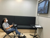 「ロジクールG29」と「Challenge」で快適にプレイ。ペダルの位置を調整できるが、写真を見るともっと前にしてもよかったかもしれない。