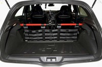 後席を取り外し、赤いサブフレームを装着した室内。これにより25.3kgの軽量化を実現した。結果的に、コーナリング中の挙動はややオーバーステア気味になっているという。